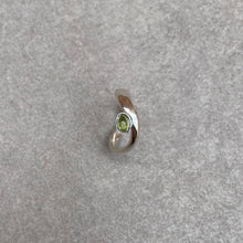 Load image into Gallery viewer, Peridot wave ring
